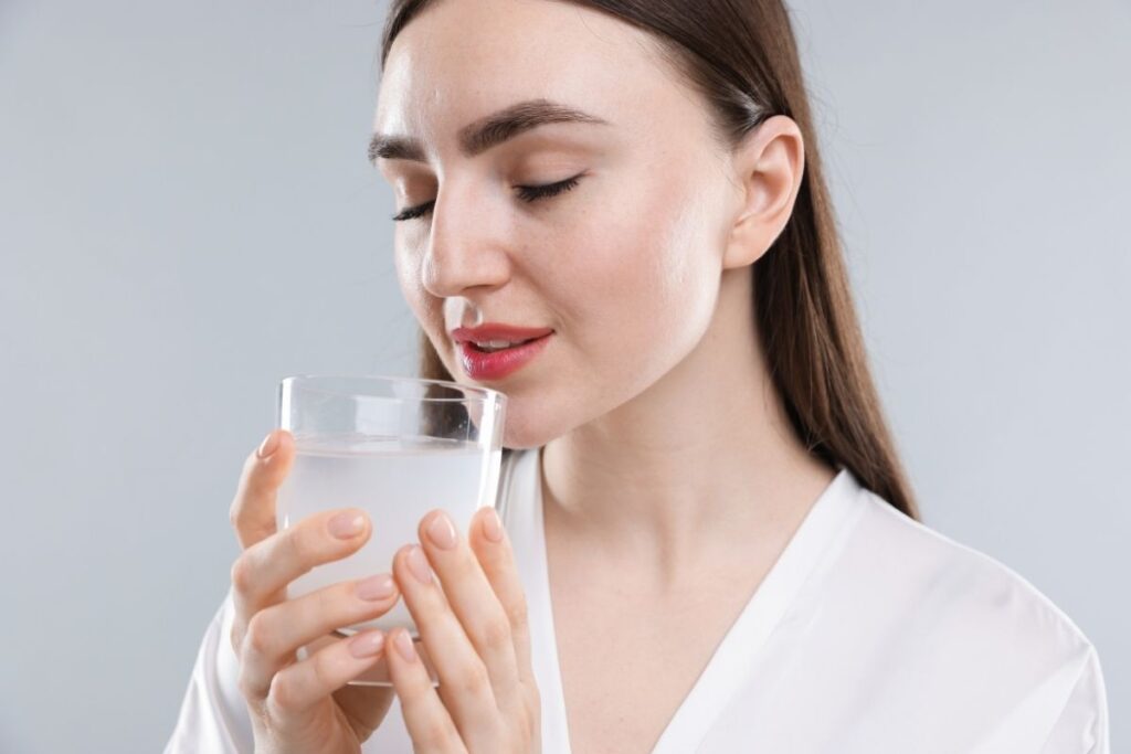 kobieta pije kolagen do picia