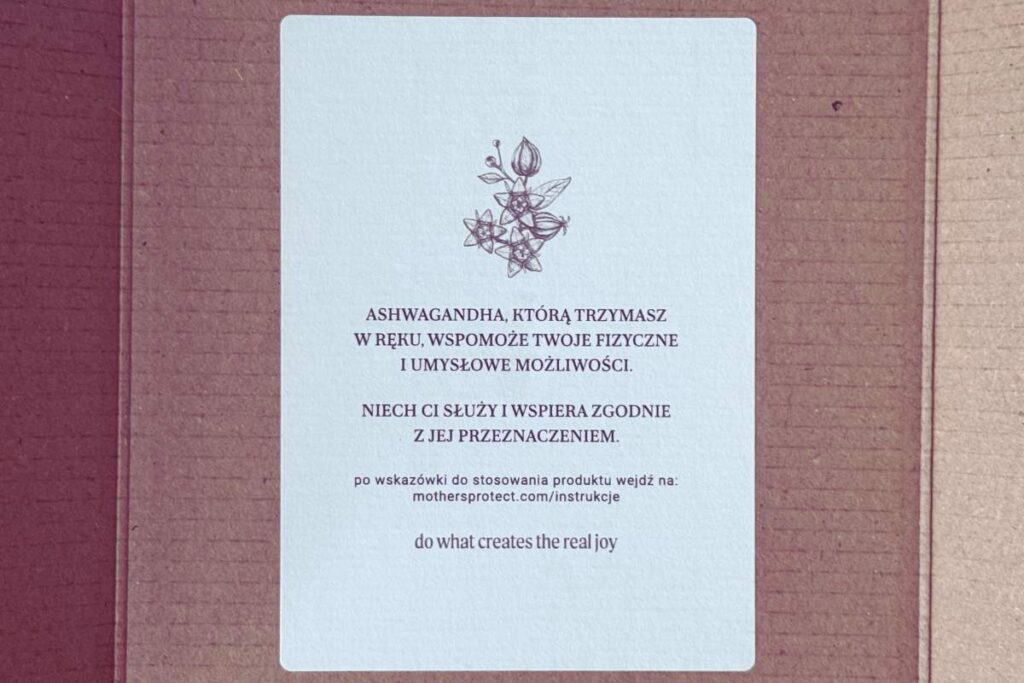 Dedykacja naklejona na kartonowe opakowanie ashwagandhy Mother's Protect