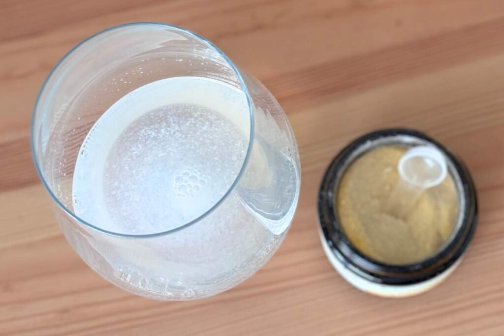 Colostrum Bene Vobis z Laktoferyną po rozpuszczeniu w letniej wodzie