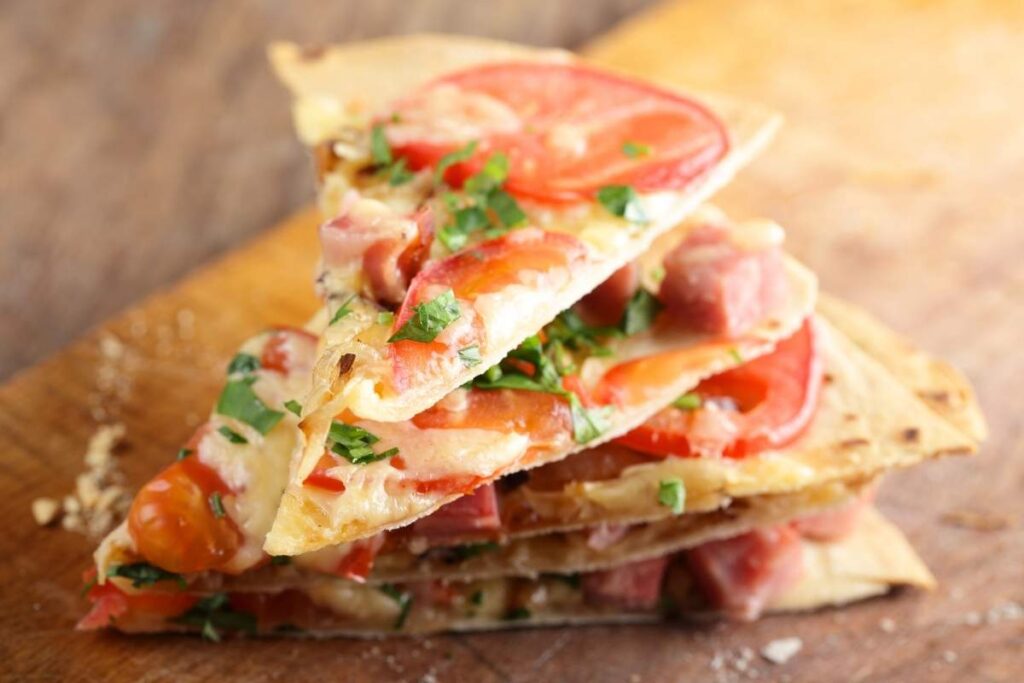 Pizza na tortilli pełnoziarnistej to zdrowa kolacja na diecie cukrzycowej