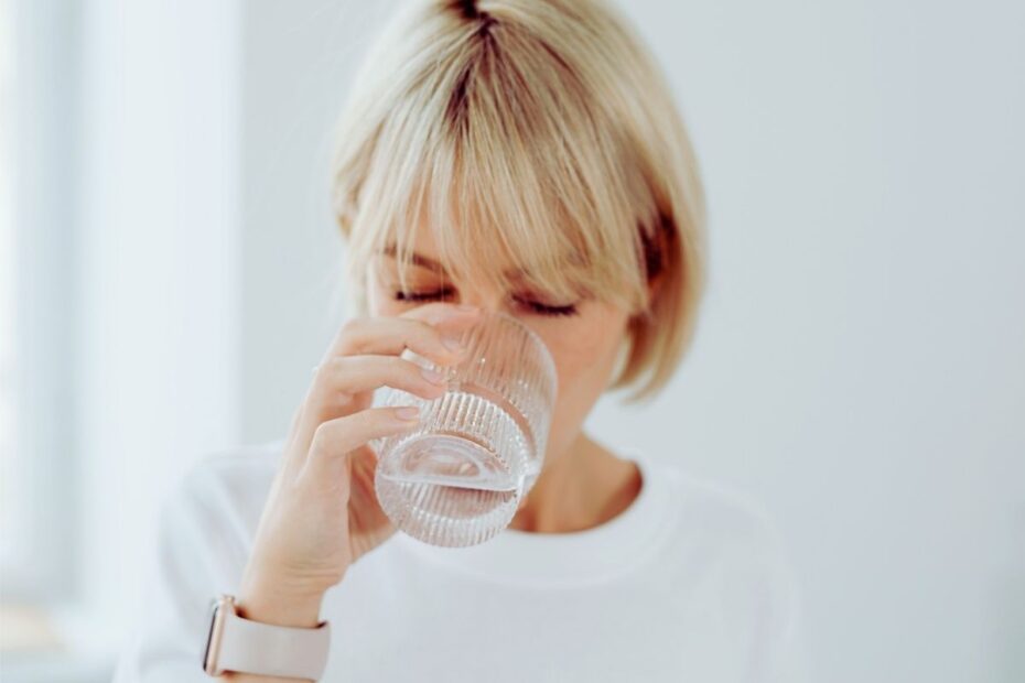 Kobieta pije kolagen na stawy