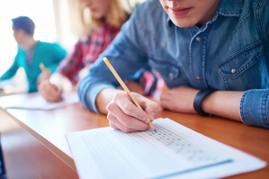Studenci rozwiązują test po suplementacji kreatyny