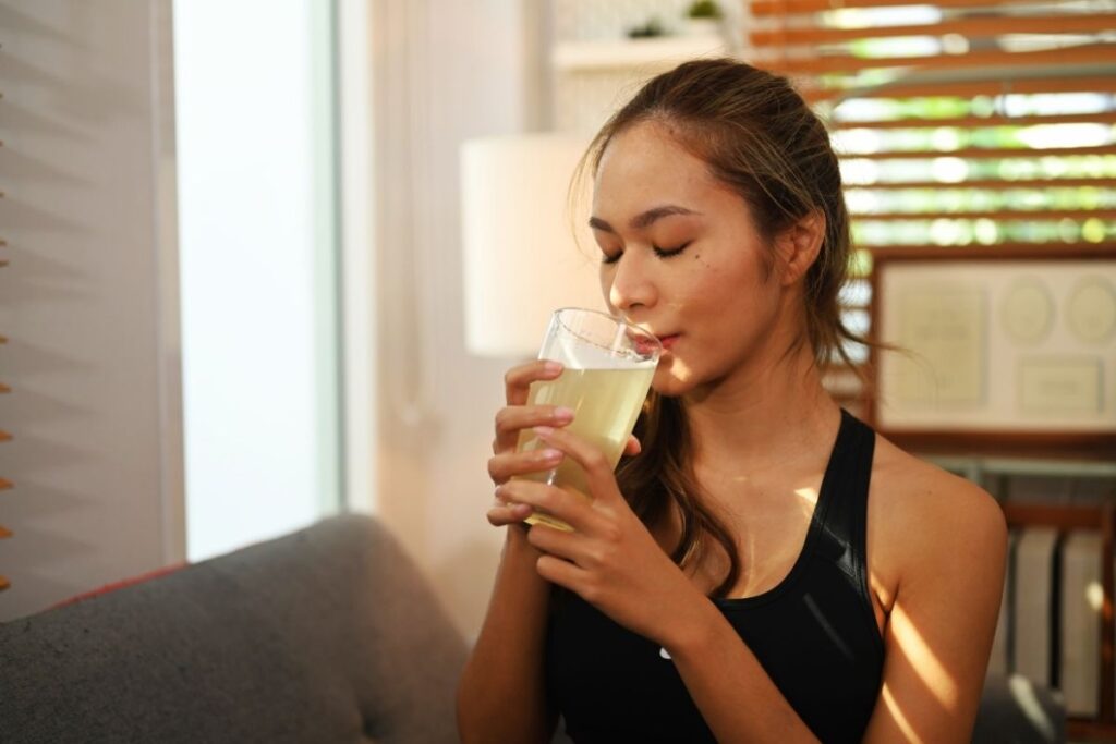 Kobieta pije kolagen do picia