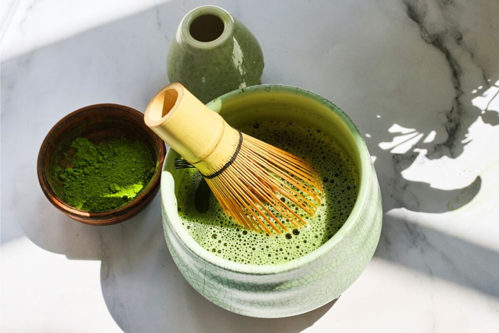 Matcha tradycyjnie przygotowywana chasenem