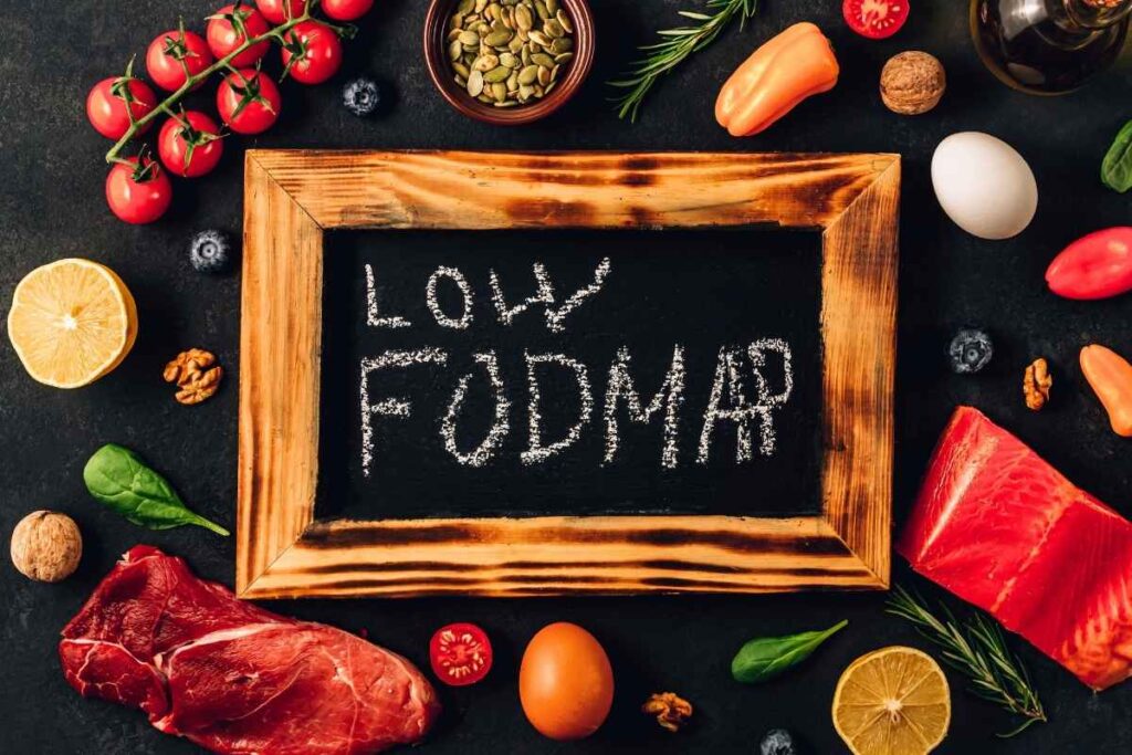 Napis low FODMAP w otoczeniu produktów spożywczych, które można jeść na tej diecie