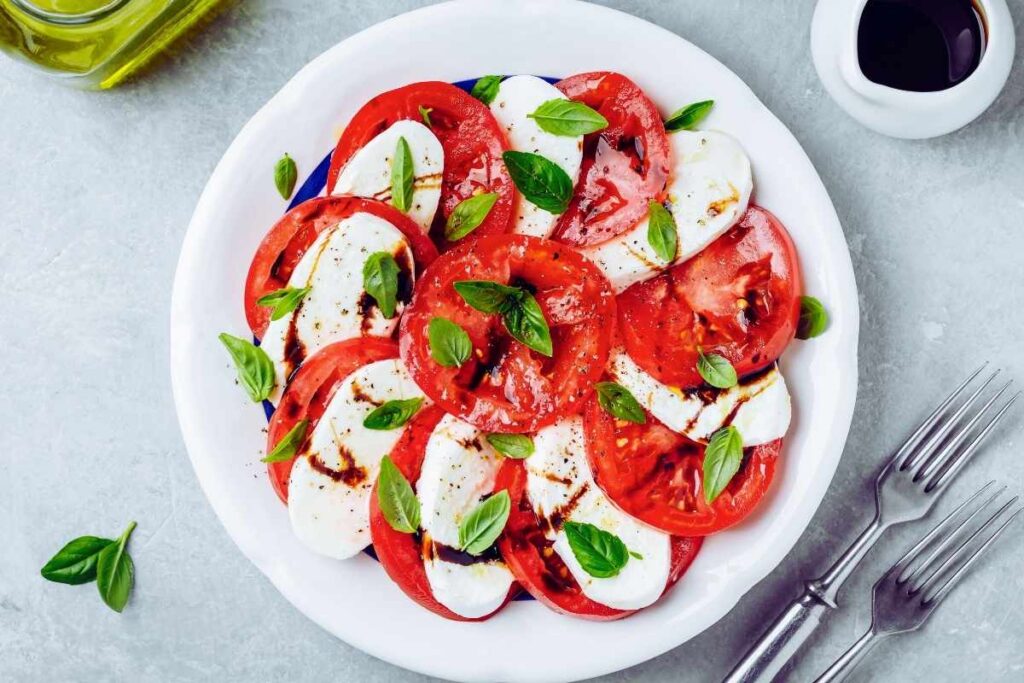 Smaczna kolacja low FODMAP to np. sałatka z mozzarellą i pomidorami.