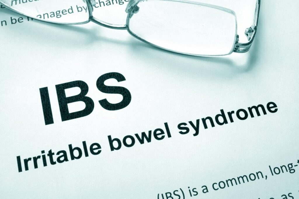 Okulary leżą na kartce z napisem IBS