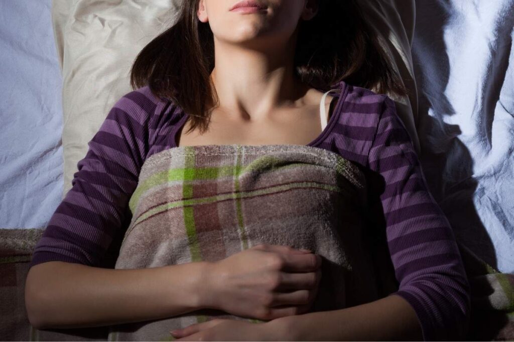 Kobieta nie może spać, bo boli ją brzuch - to objaw alarmujący