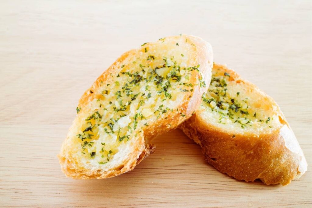 Masło z czosnkiem niedźwiedzim na bagietce