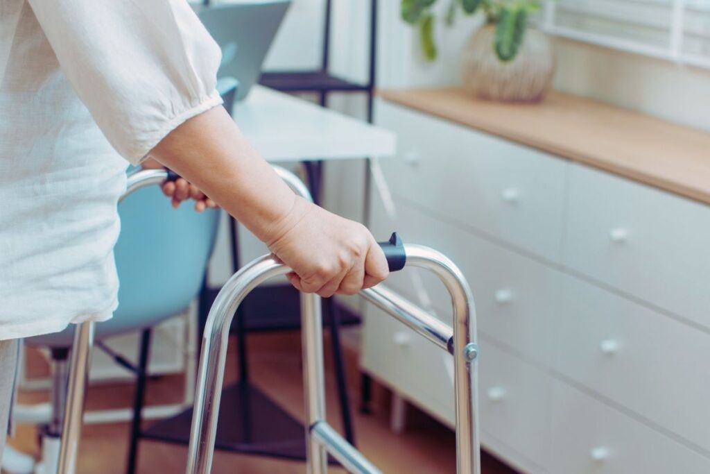 Osoba poruszająca się z balkoniem ze względu na słabe mięśnie