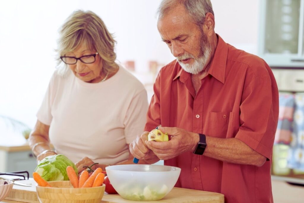 Seniorzy przygotowują zdrowy posiłek