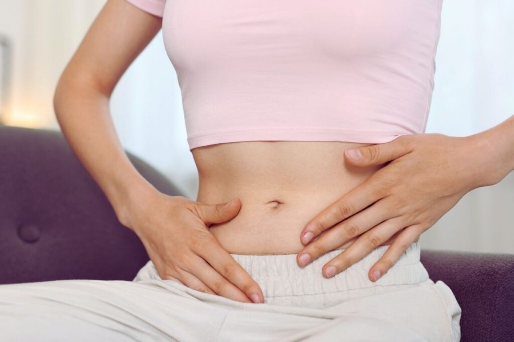 Kobieta cieszy się płaskim brzuchem dzięki postowi przerywanemu