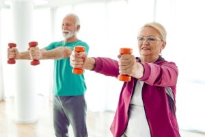 Seniorzy ćwiczą siłowo, by przeciwdziałać sarkopenii