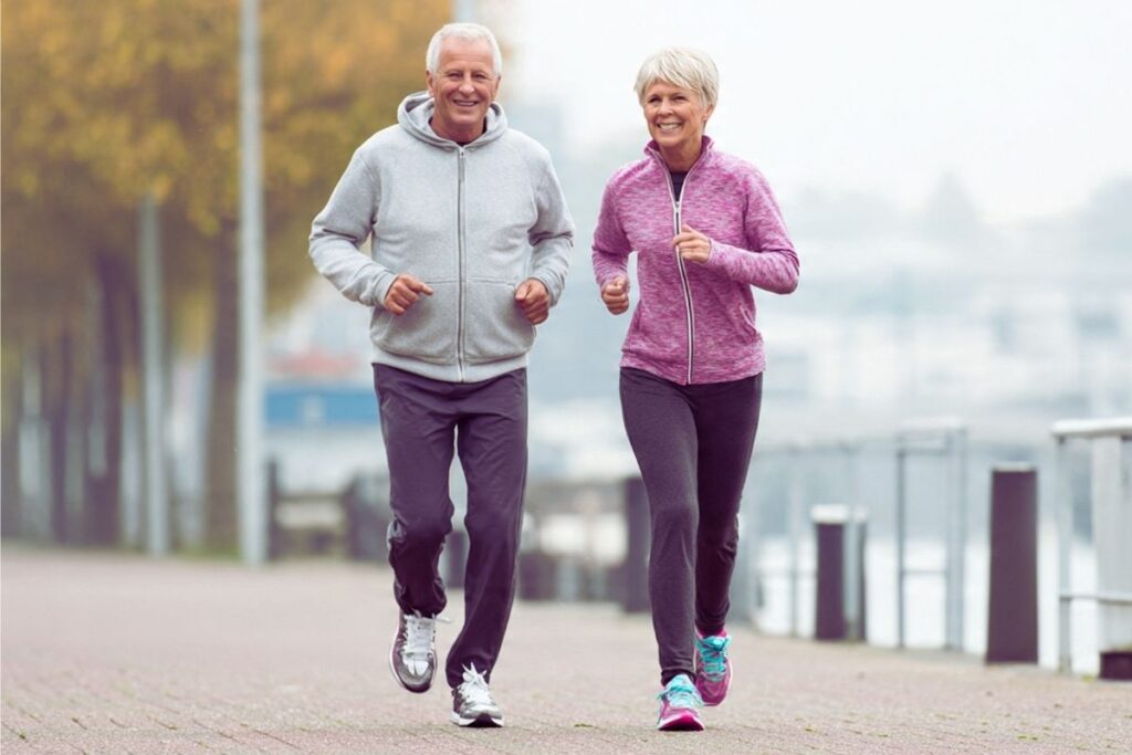 Seniorzy uprawiają jogging