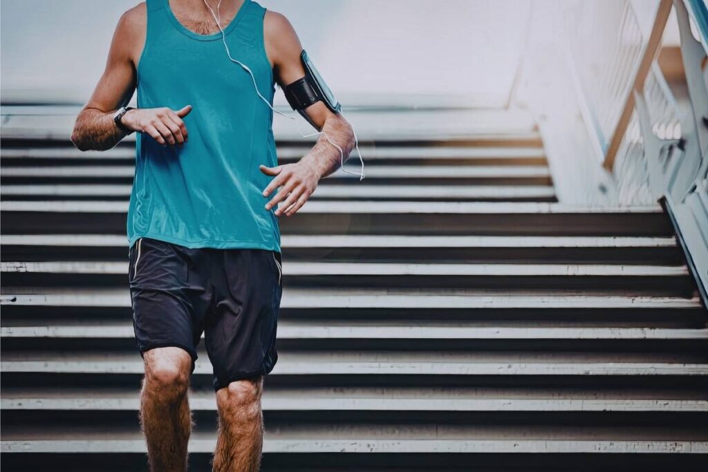 mężczyzna uprawia jogging