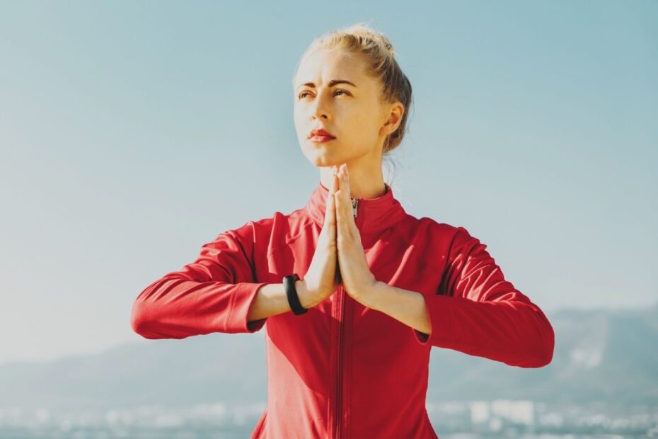 kobieta uprawia jogę na świeżym powietrzu