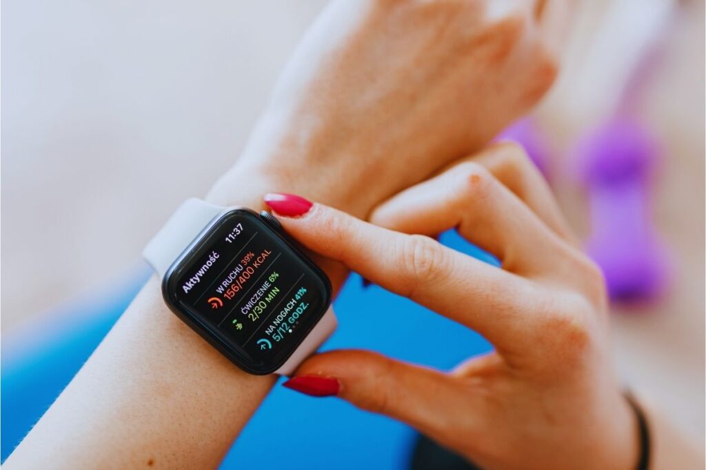 Smartwatch pokazuje ile kalorii spalono w ruchu