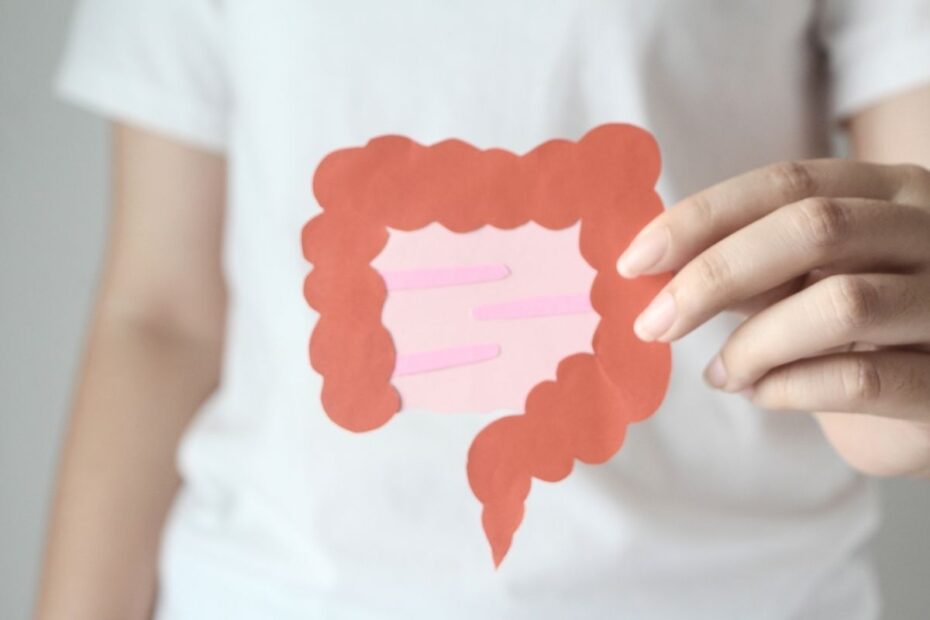 Kobieta trzyma obrazek w kształcie jelita