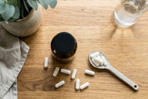 Fotorealistyczna grafika przedstawia suplement diety w formie kapsułek