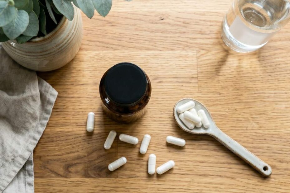 Fotorealistyczna grafika przedstawia suplement diety w formie kapsułek