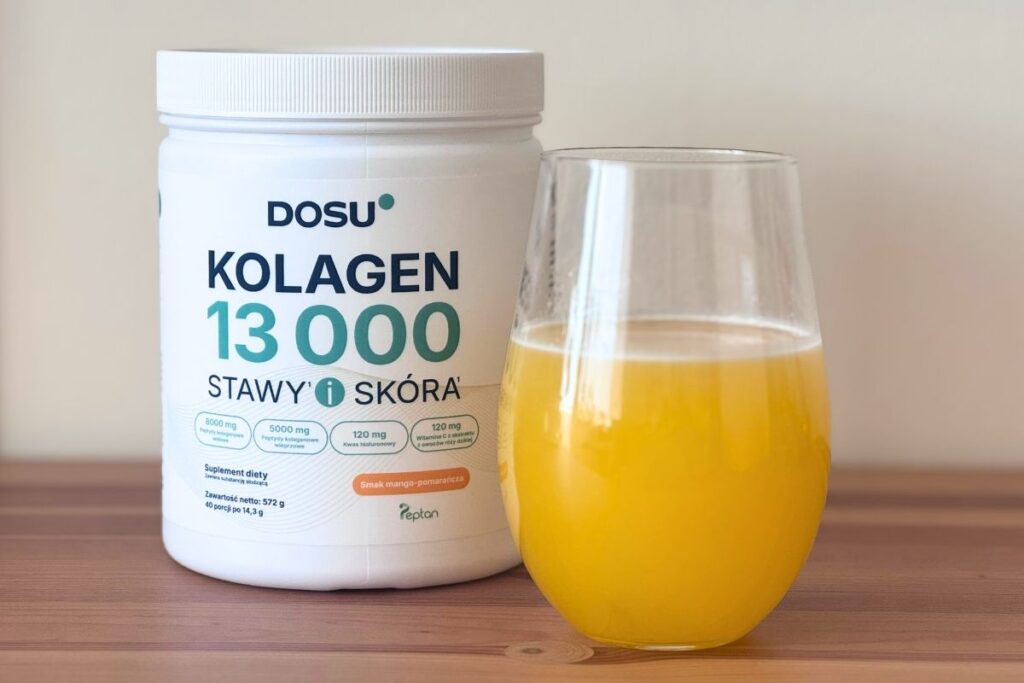 Zdjęcie przedstawia opakowanie suplementu diety DOSU Kolagen 13000 Stawy i Skóra, a także szklankę z wodą, w której rozpuszczono kolagen