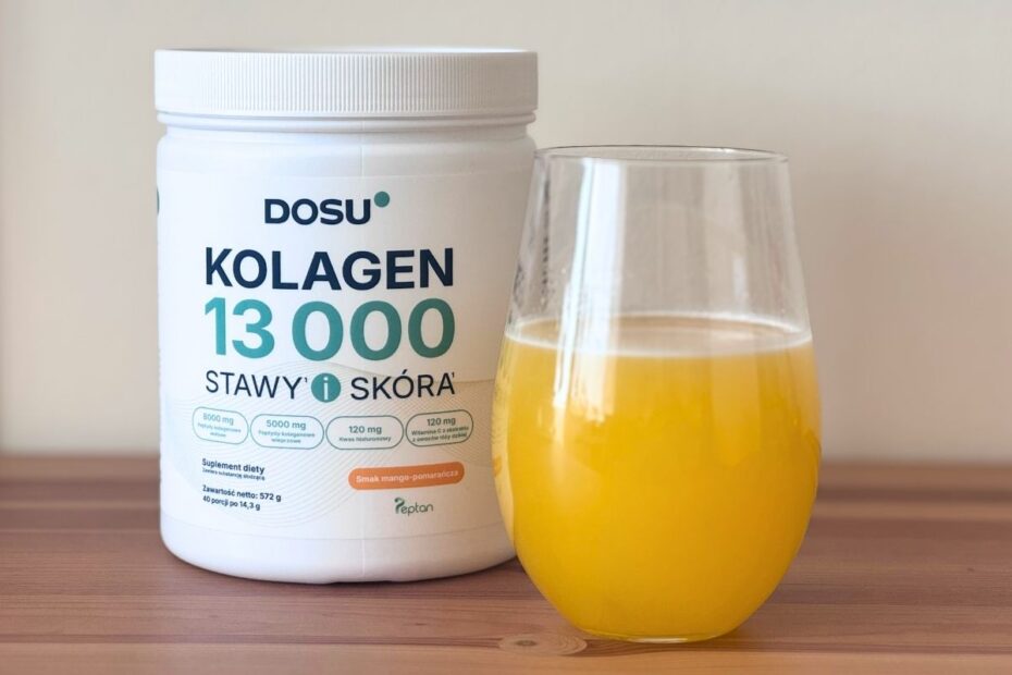 Zdjęcie przedstawia opakowanie suplementu diety DOSU Kolagen 13000 Stawy i Skóra, a także szklankę z wodą, w której rozpuszczono kolagen