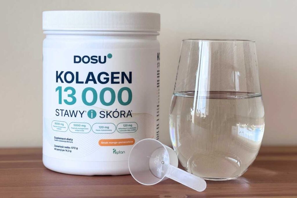Zdjęcie przedstawia opakowanie suplementu diety DOSU Kolagen 13000 Stawy i Skóra obok szklanki z wodą i miarki do dozowania proszku